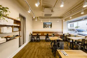 실용적인 서비스존이 돋보이는 카페 다이닝 공간